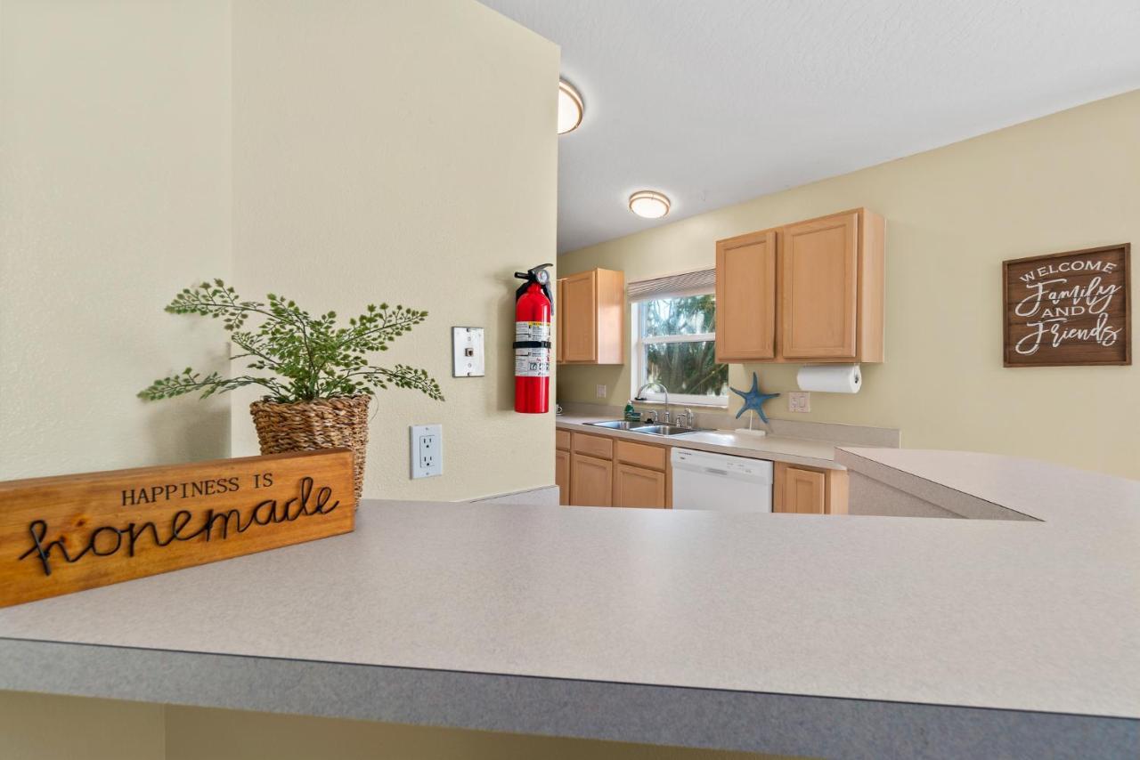 Heart of the Waves: Beachside 3BR Retreat with Hot Tub Melbourne Exterior photo